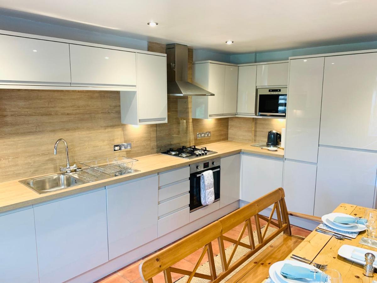 Spacious 2 Bed Apartment With Off Street Parking Bath Exterior foto